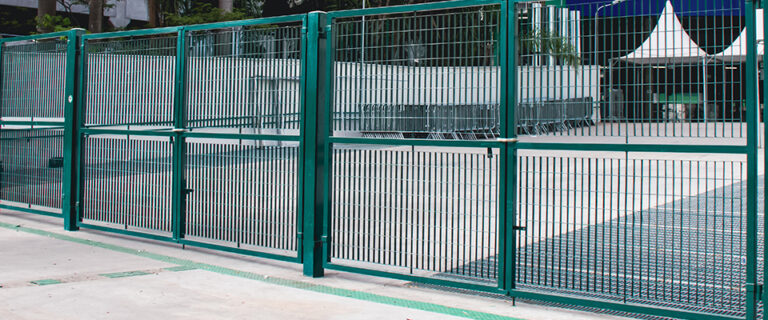 Portão pivotante feito com gradil artis Metalgrade gradis e pisos eletrofundidos