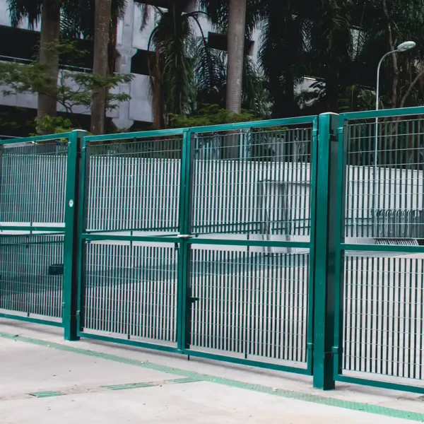Portão pivotante feito com gradil artis Metalgrade